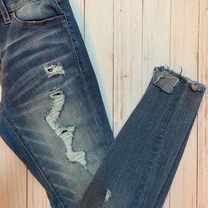 NWOT Dark wash ripped skinny jeans